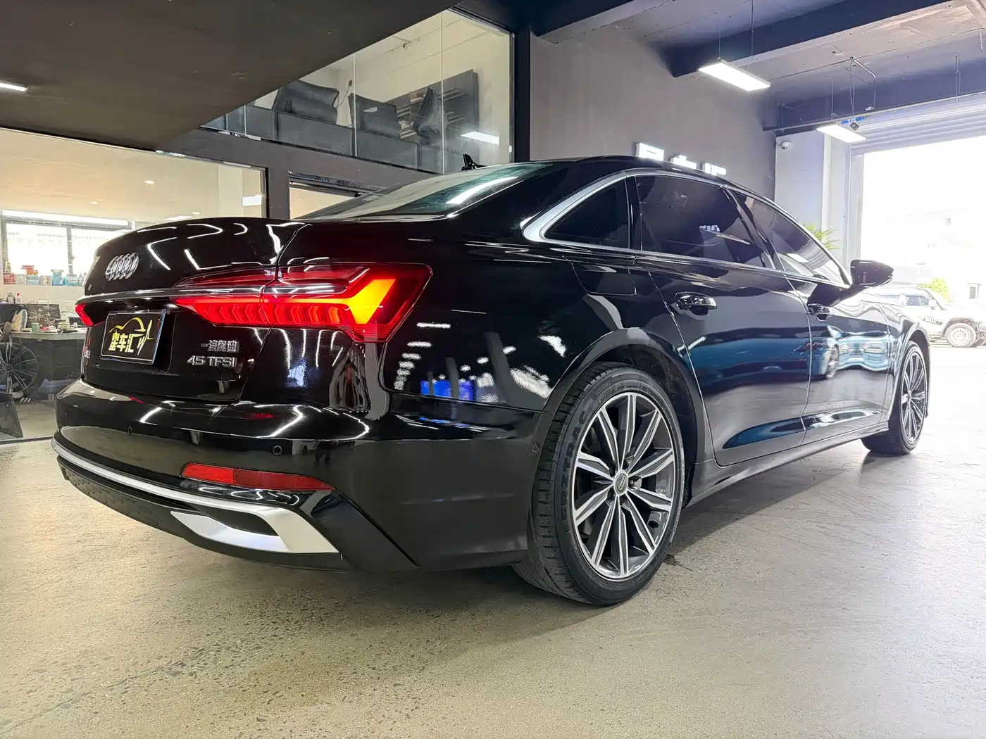 Фото 13 - Audi A6L