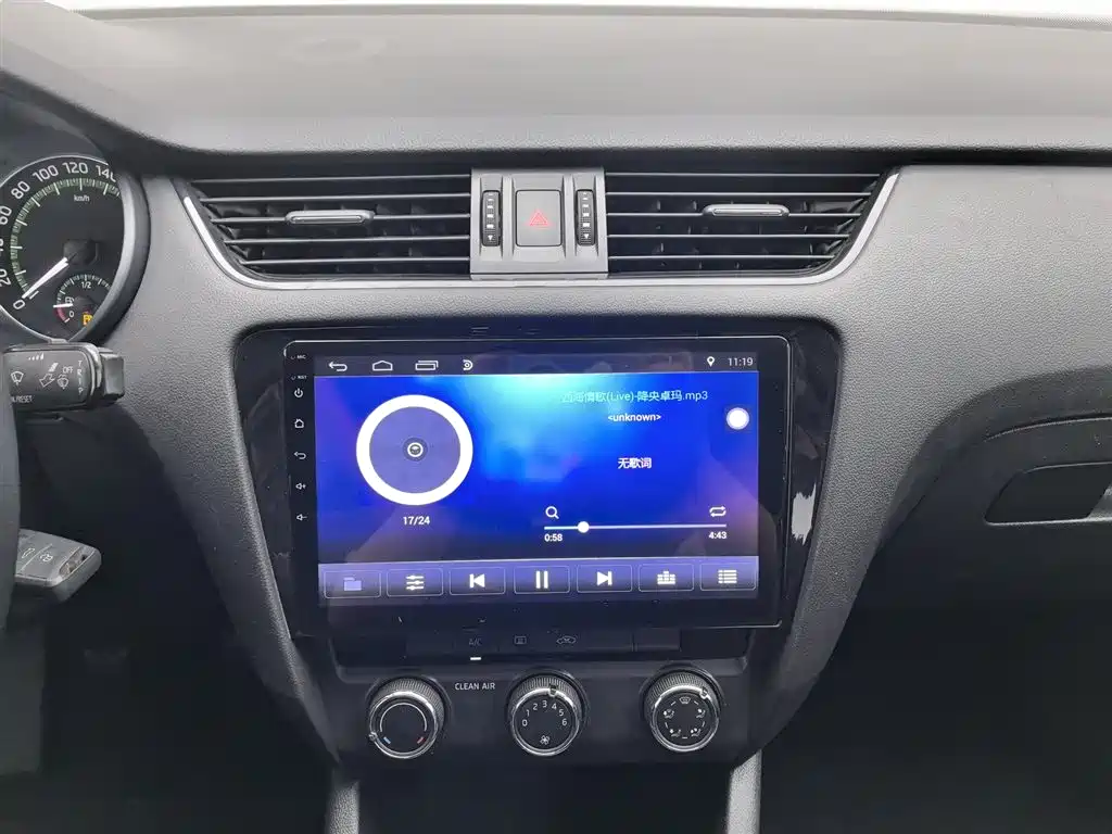 Škoda Octavia 2018 1.6L Manual Standard Edition фото 12