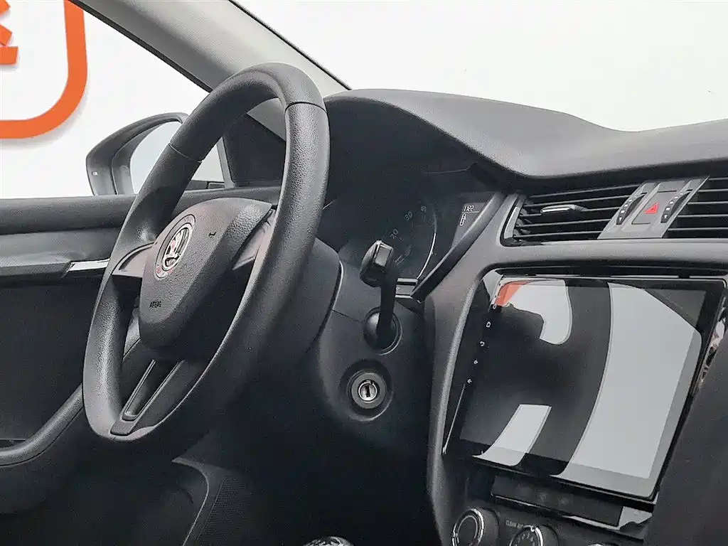 Škoda Octavia 2018 1.6L Manual Standard Edition фото 22