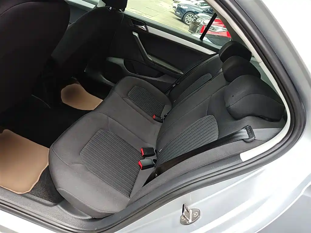 Volkswagen Jetta 2013 1.6L Automatic Comfort фото 17