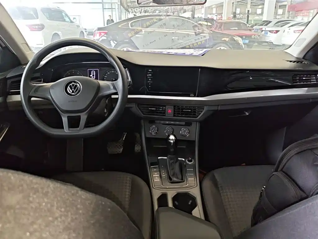 VOLKSWAGEN BORA