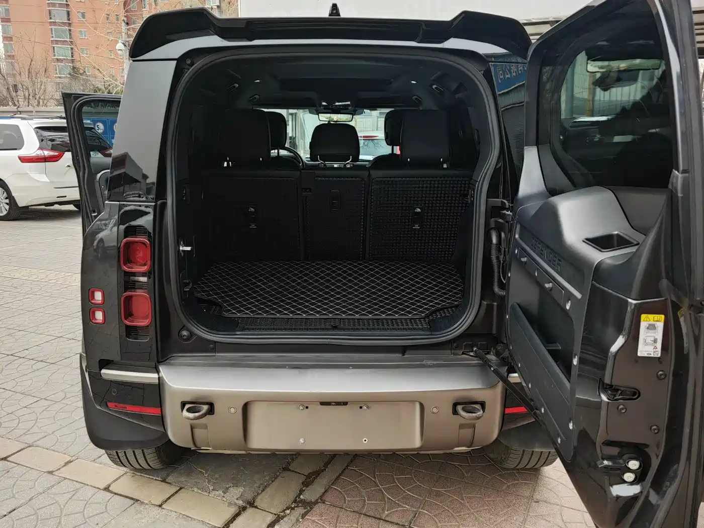 Land Rover Defender 2023 Model 110 3.0T P400 X-DYNAMIC HSE фото 11