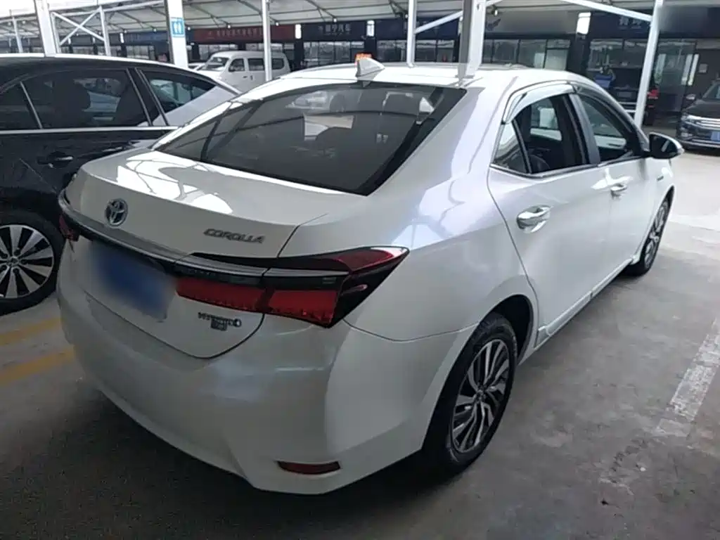 Toyota Corolla 2017 Facelift Hybrid 1.8L E-CVT Elite Edition фото 5