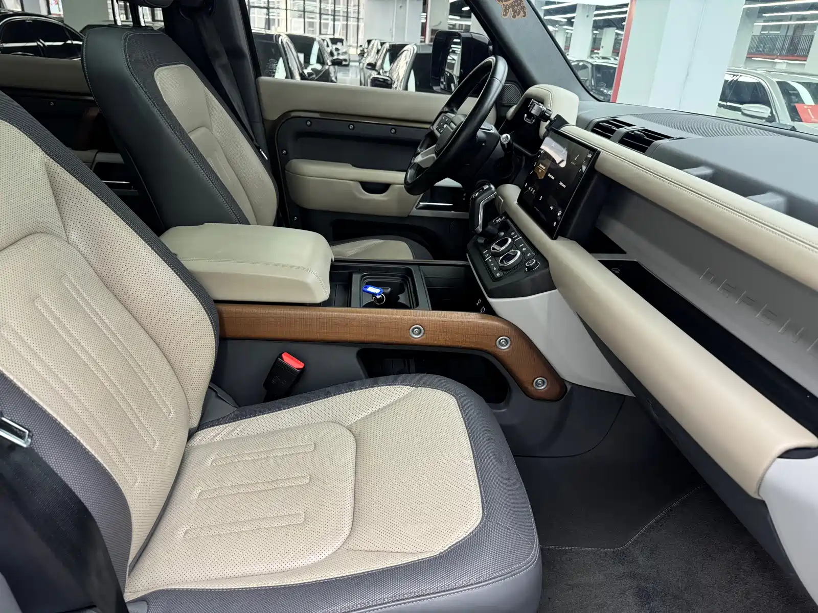 Photo 10 - Land Rover Defender