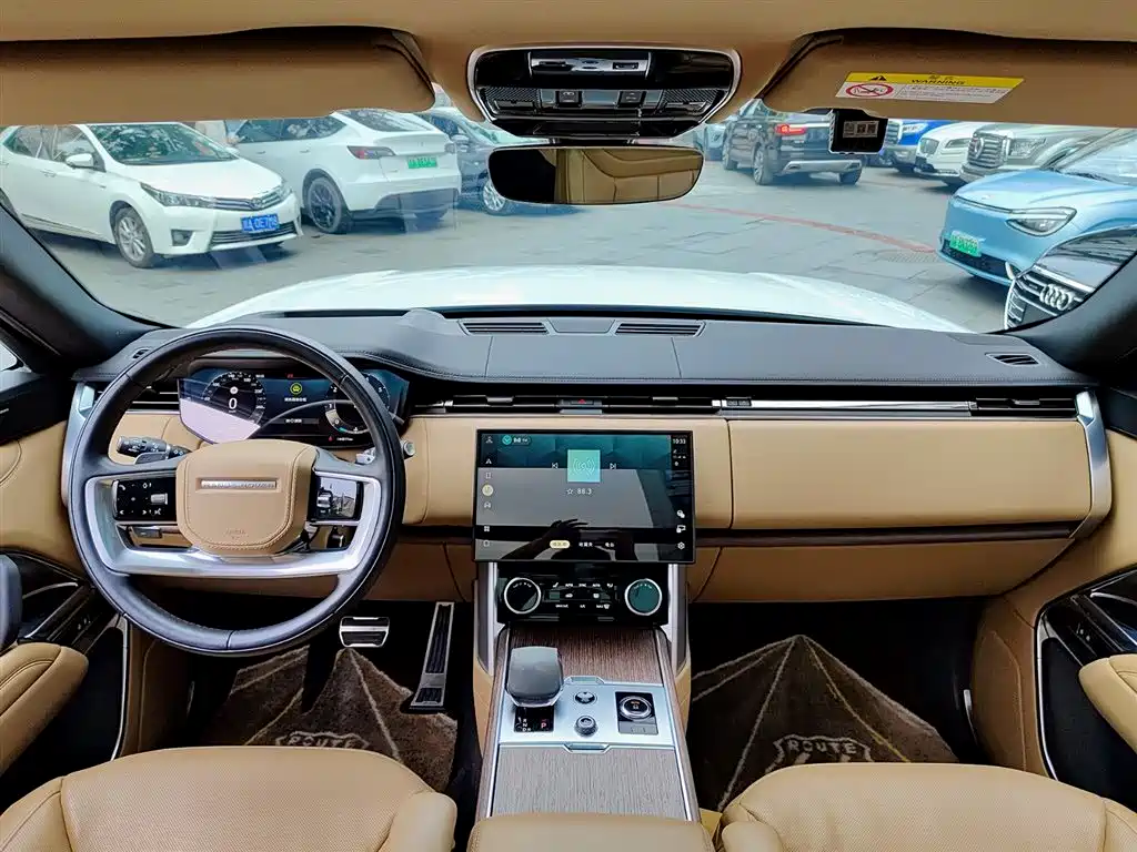 Land Rover Range Rover 2023 3.0 L6 400PS Golden Age Long Wheelbase фото 10