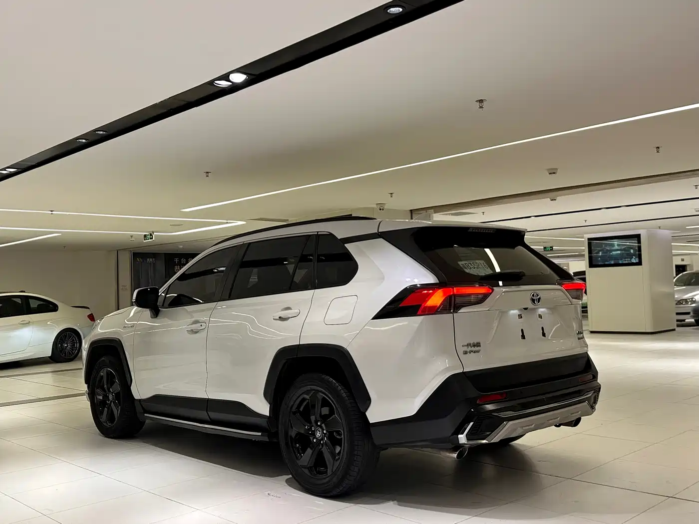 Toyota RAV4 Rongfang 2021 Hybrid 2.5L E-CVT AWD Elite PLUS Edition фото 4