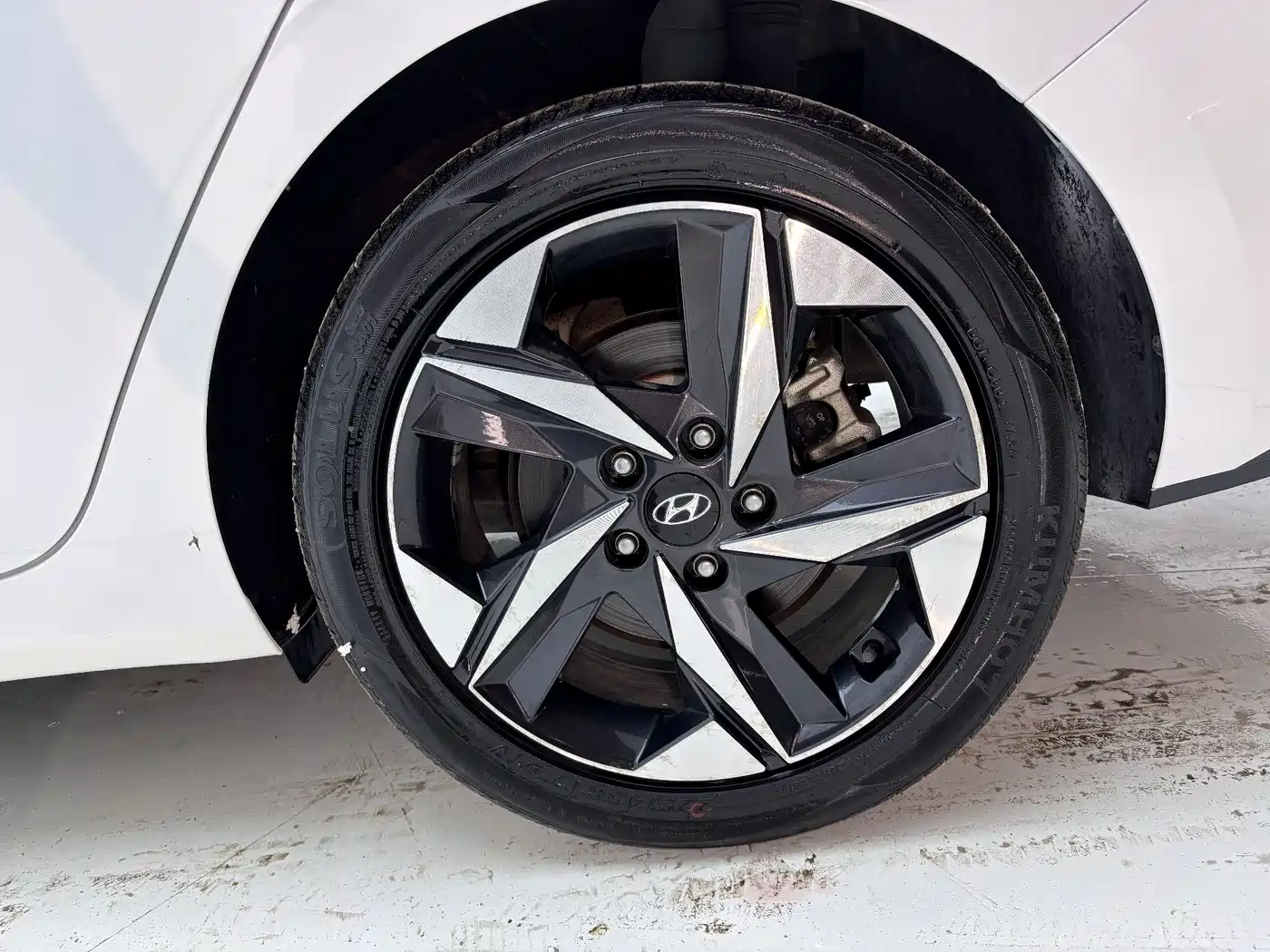 Hyundai Elantra 2022 1.5L CVT LUX Premium Edition фото 27