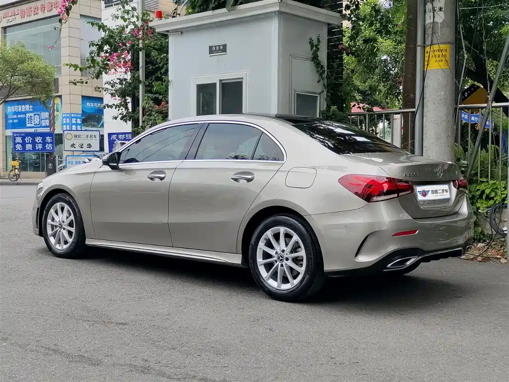Mercedes-Benz A-Class 2021 A 200 L Sport Sedan Fashion Edition фото 4