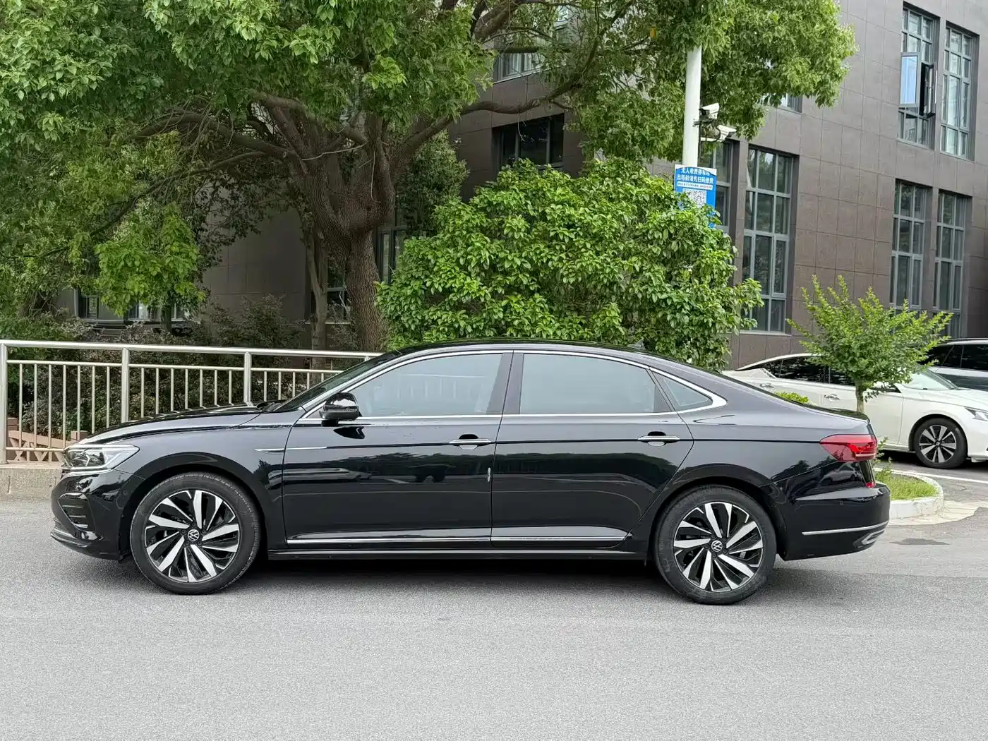 Volkswagen Passat 2023 330TSI Luxury Edition фото 3