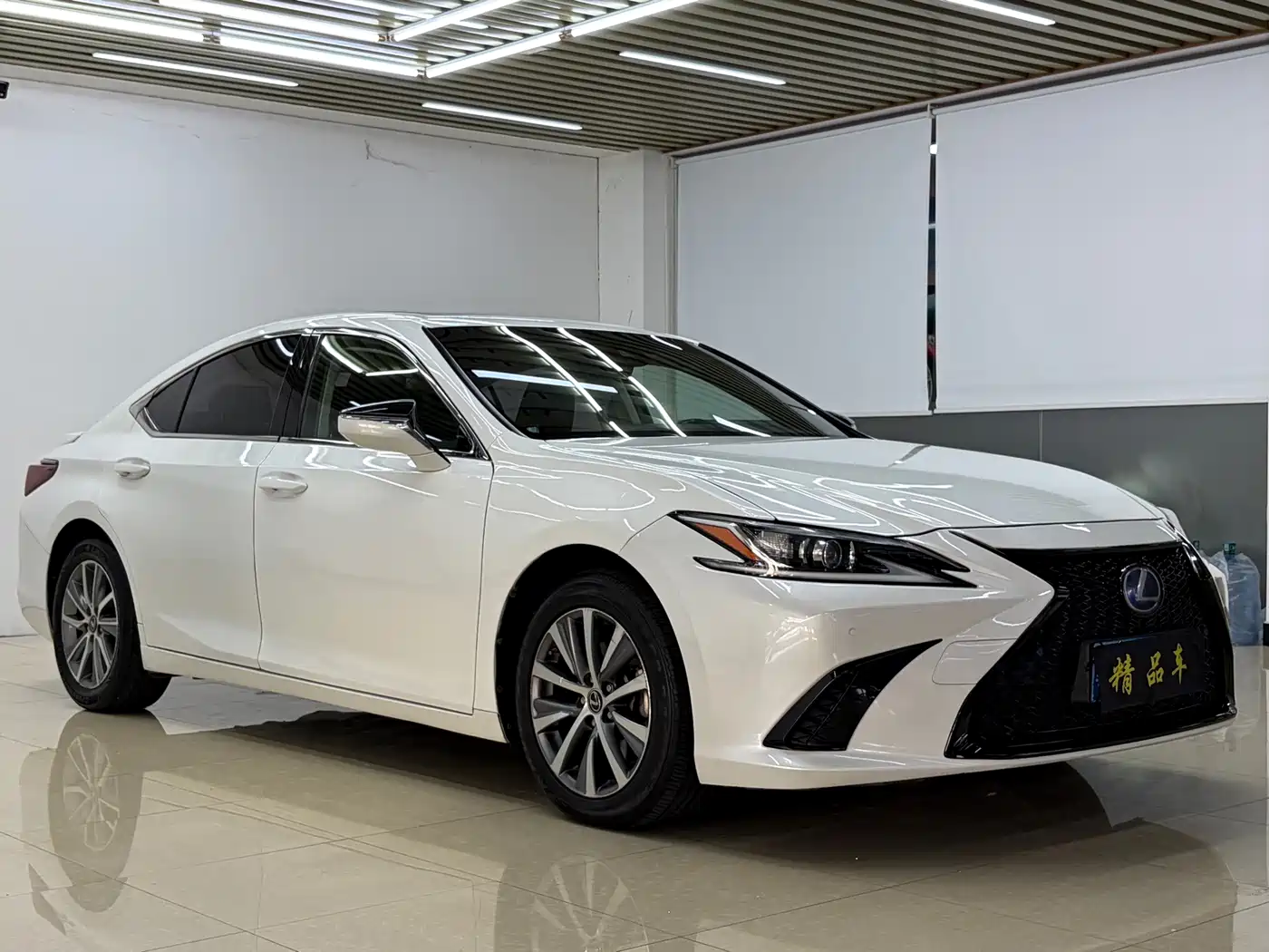 Photo 3 - Lexus ES