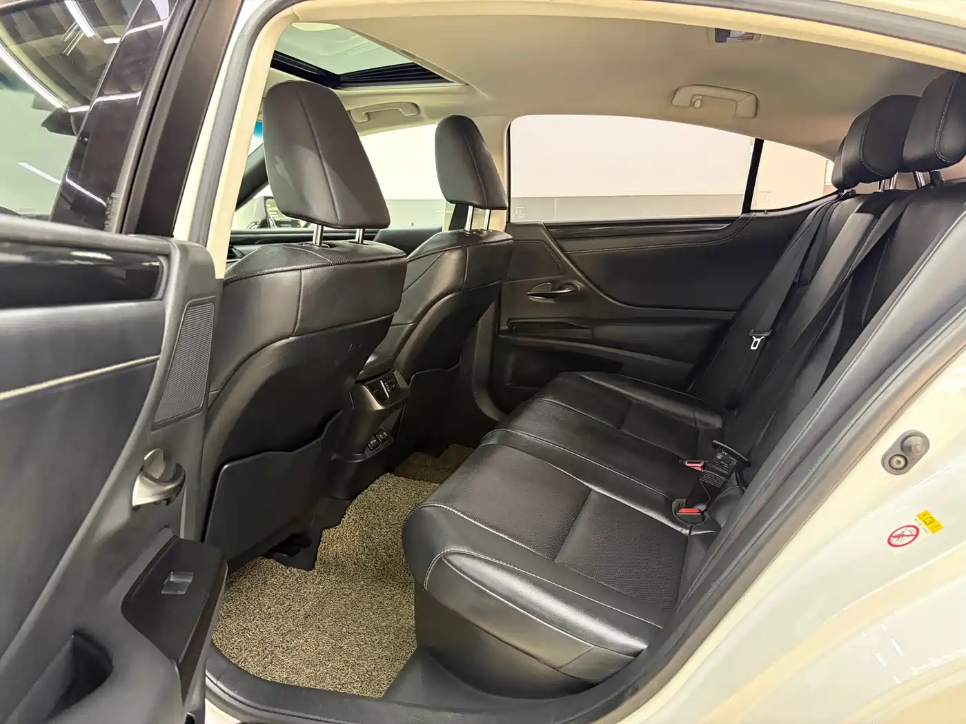 Photo 5 - Lexus ES