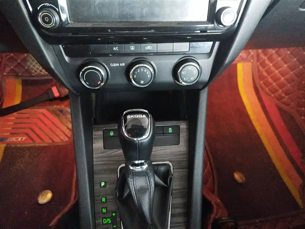 Škoda Octavia 2016 1.6L Automatic Smart Edition фото 10