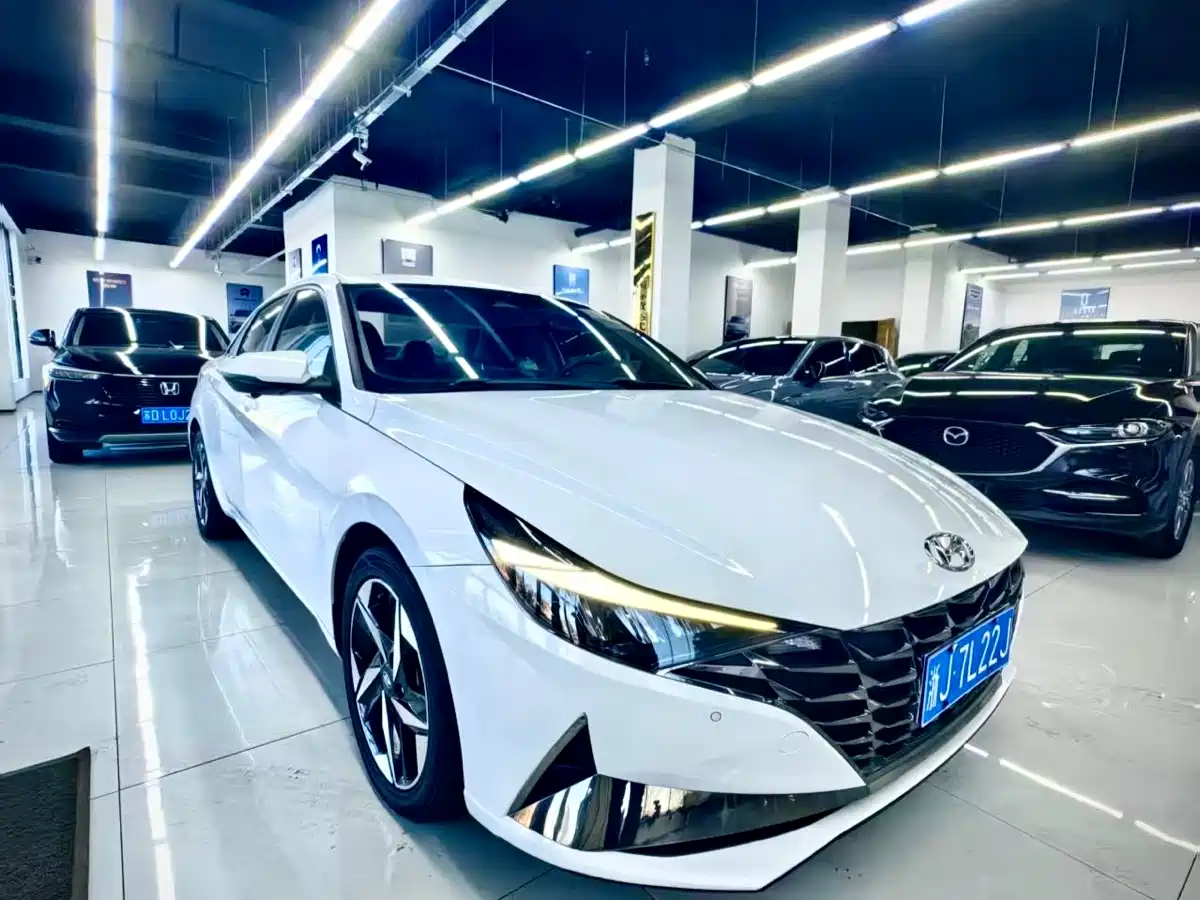 Hyundai Elantra 2021 1.5L CVT LUX Premium Edition фото 8