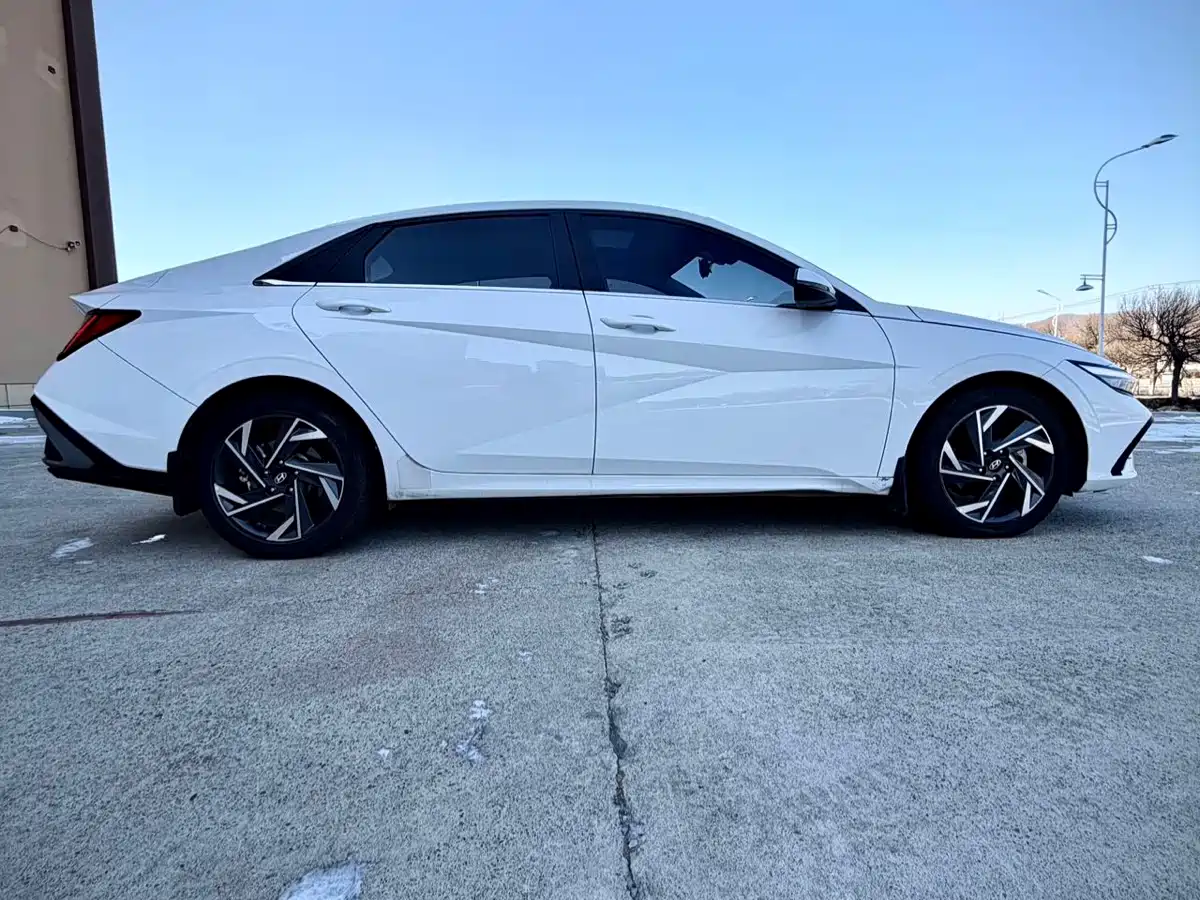Hyundai Elantra 2023 Model 1.5L CVT LUX Premium Edition фото 7