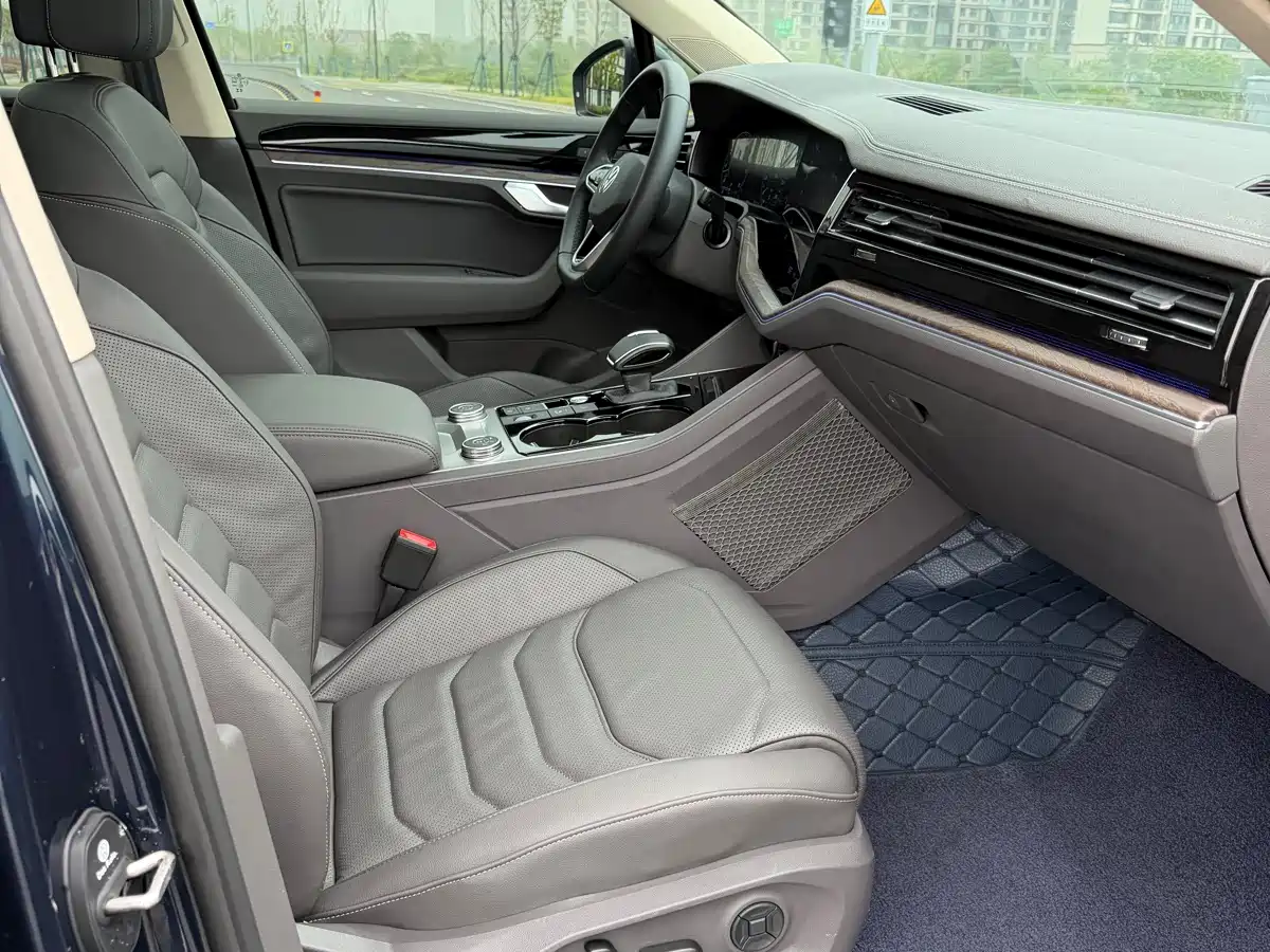 VOLKSWAGEN TOUAREG