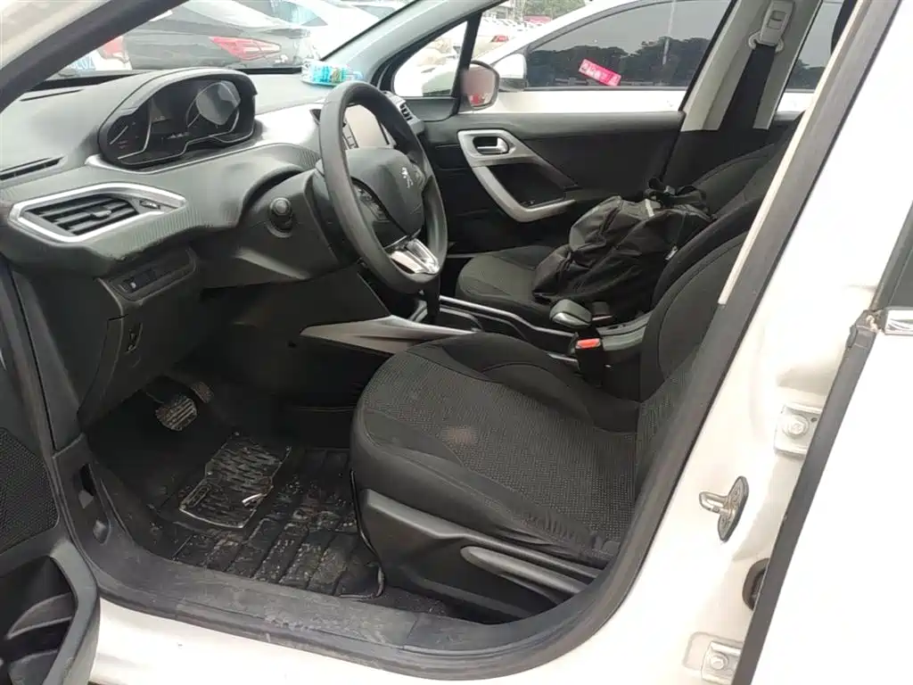 Peugeot 2008 2014 1.6L Automatic Fashion Edition фото 15