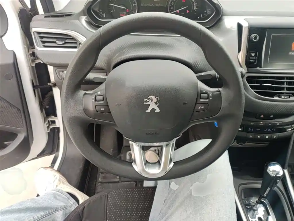 Peugeot 2008 2014 1.6L Automatic Fashion Edition фото 11