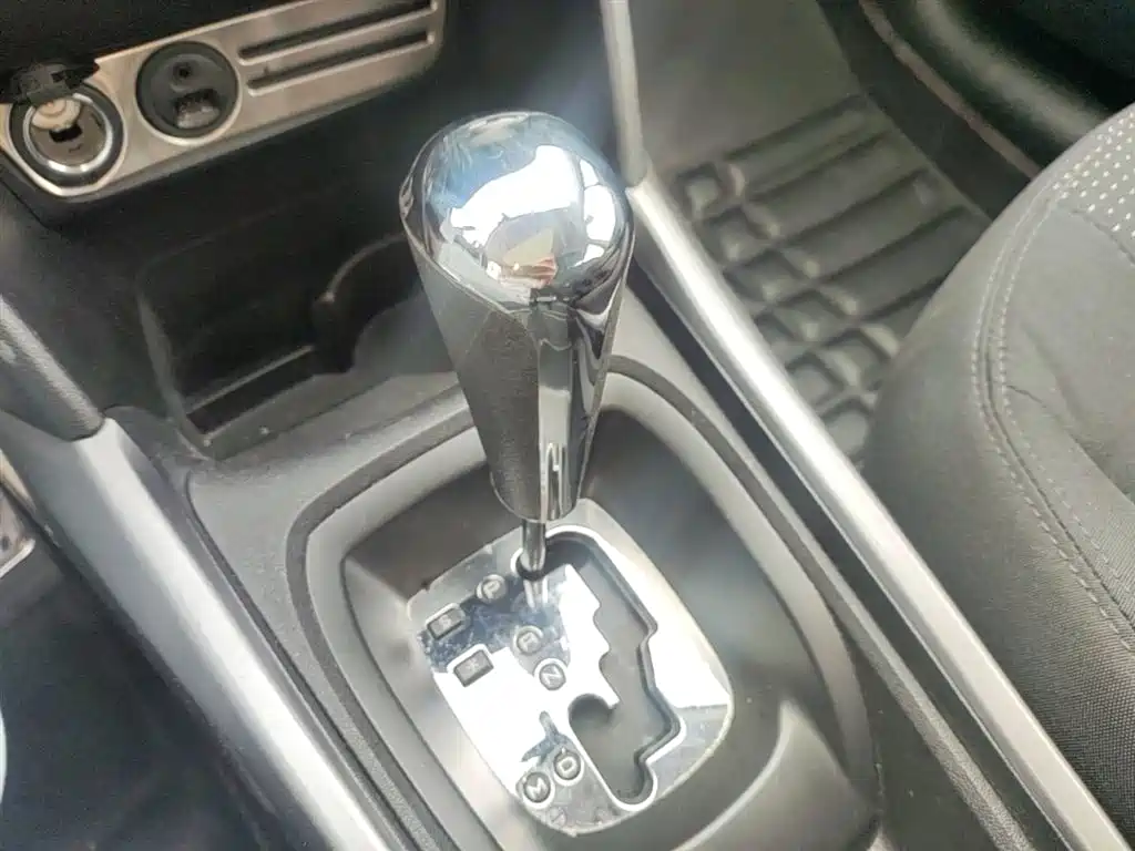 Peugeot 2008 2014 1.6L Automatic Fashion Edition фото 14