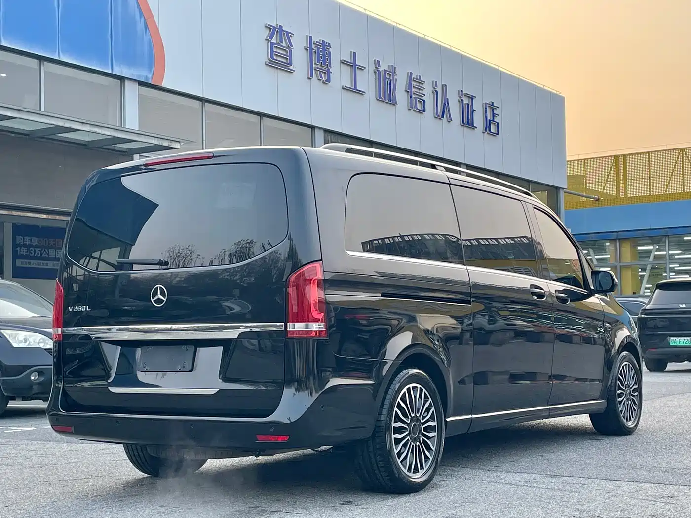Mercedes-Benz V-Class 2017 Model V 260 L Premium Extended Edition фото 2
