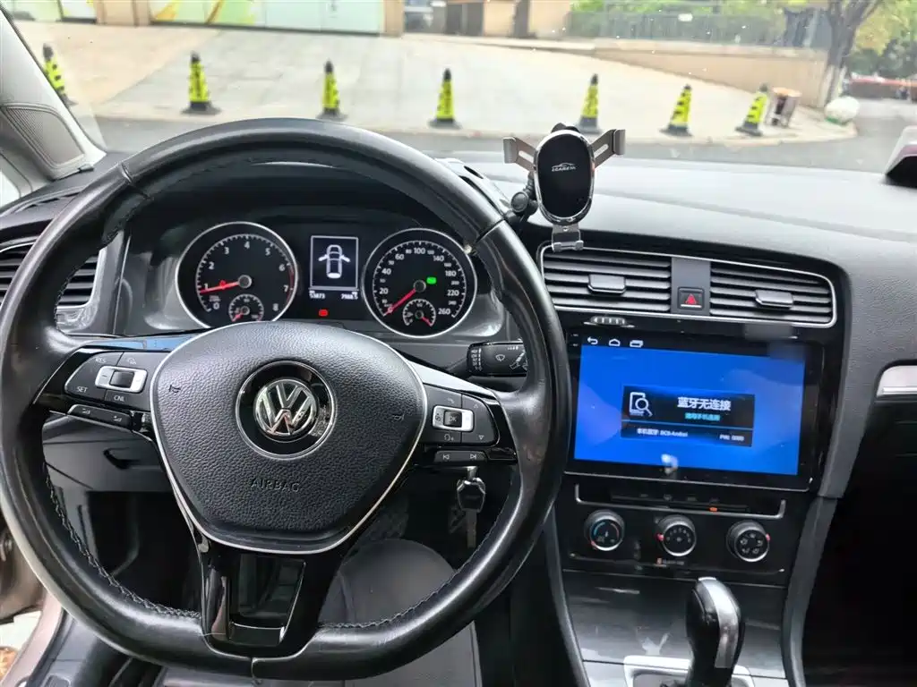 Volkswagen Golf 2017 1.6L Auto Comfort Millionth Edition фото 3