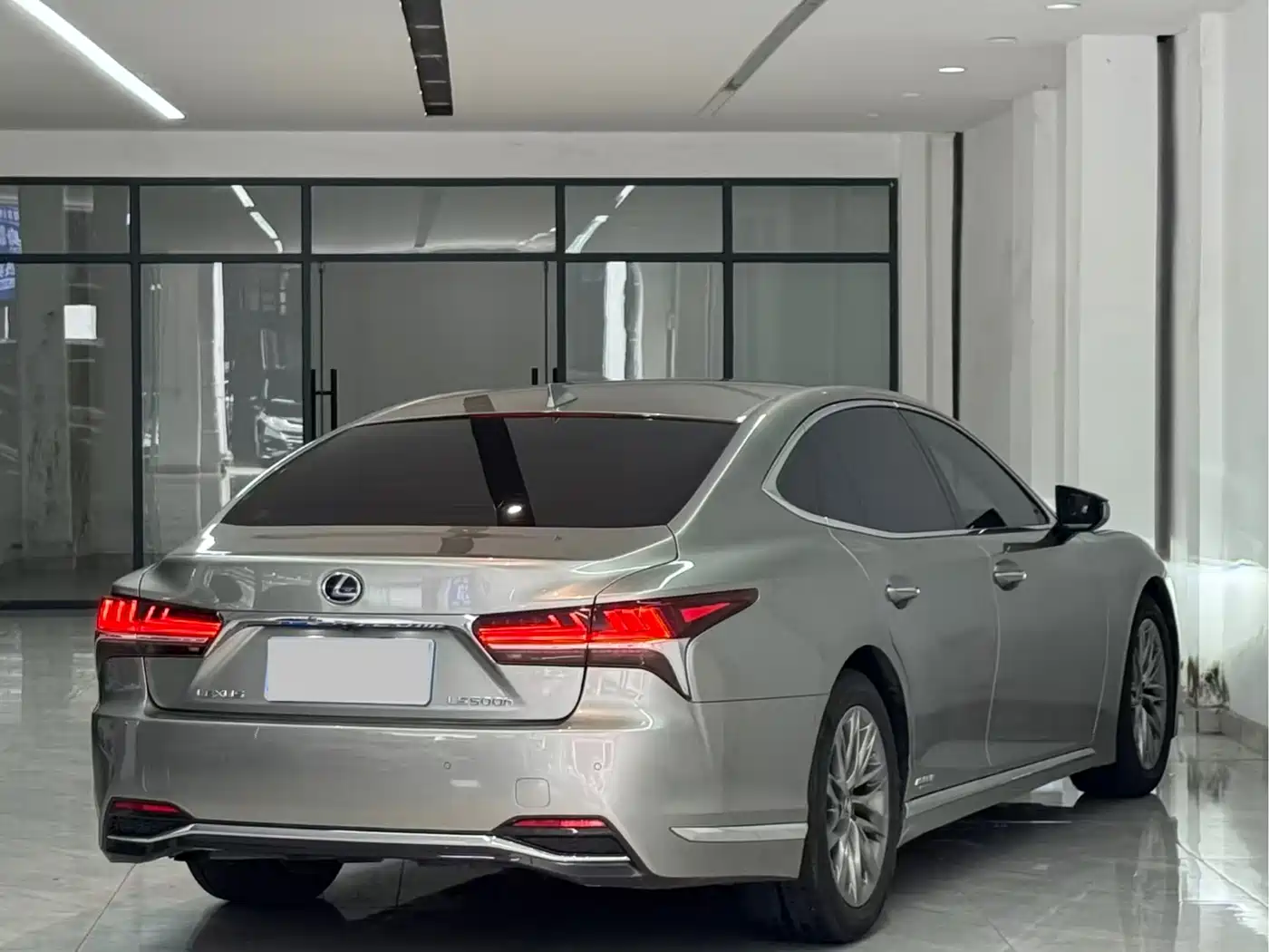 Фото 7 - Lexus LS