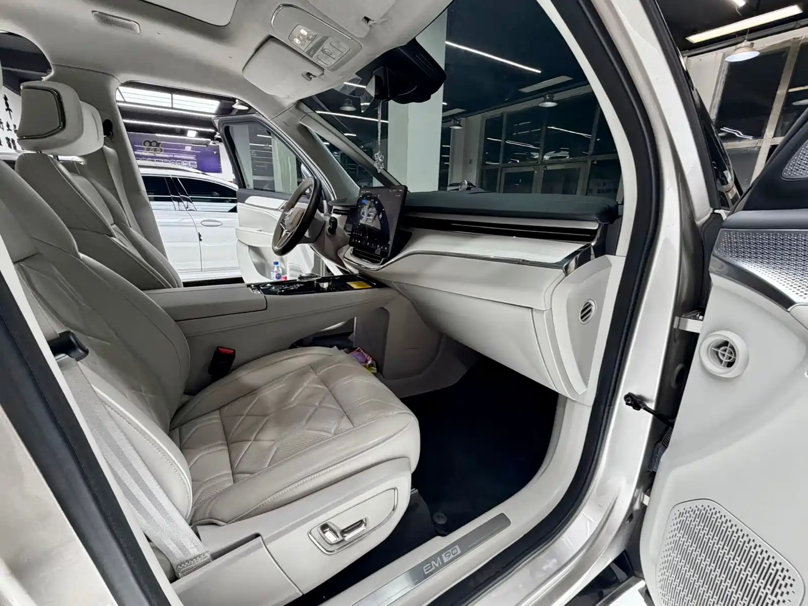 Фото 14 - Volvo EM90
