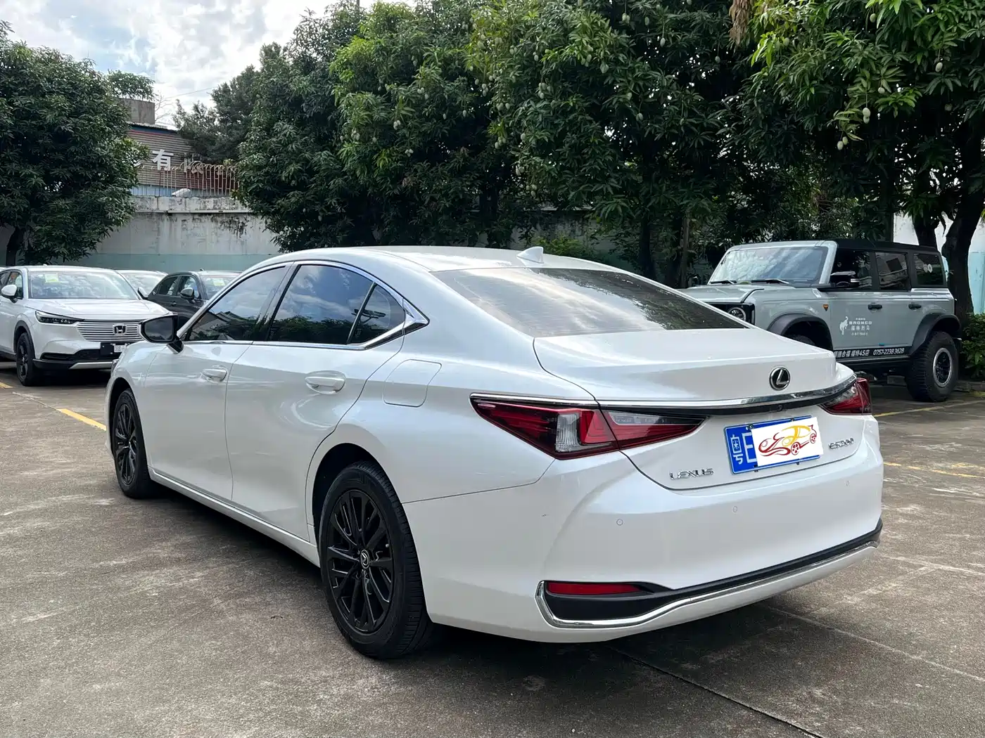 Lexus ES 2023 200 Excellence Edition фото 9