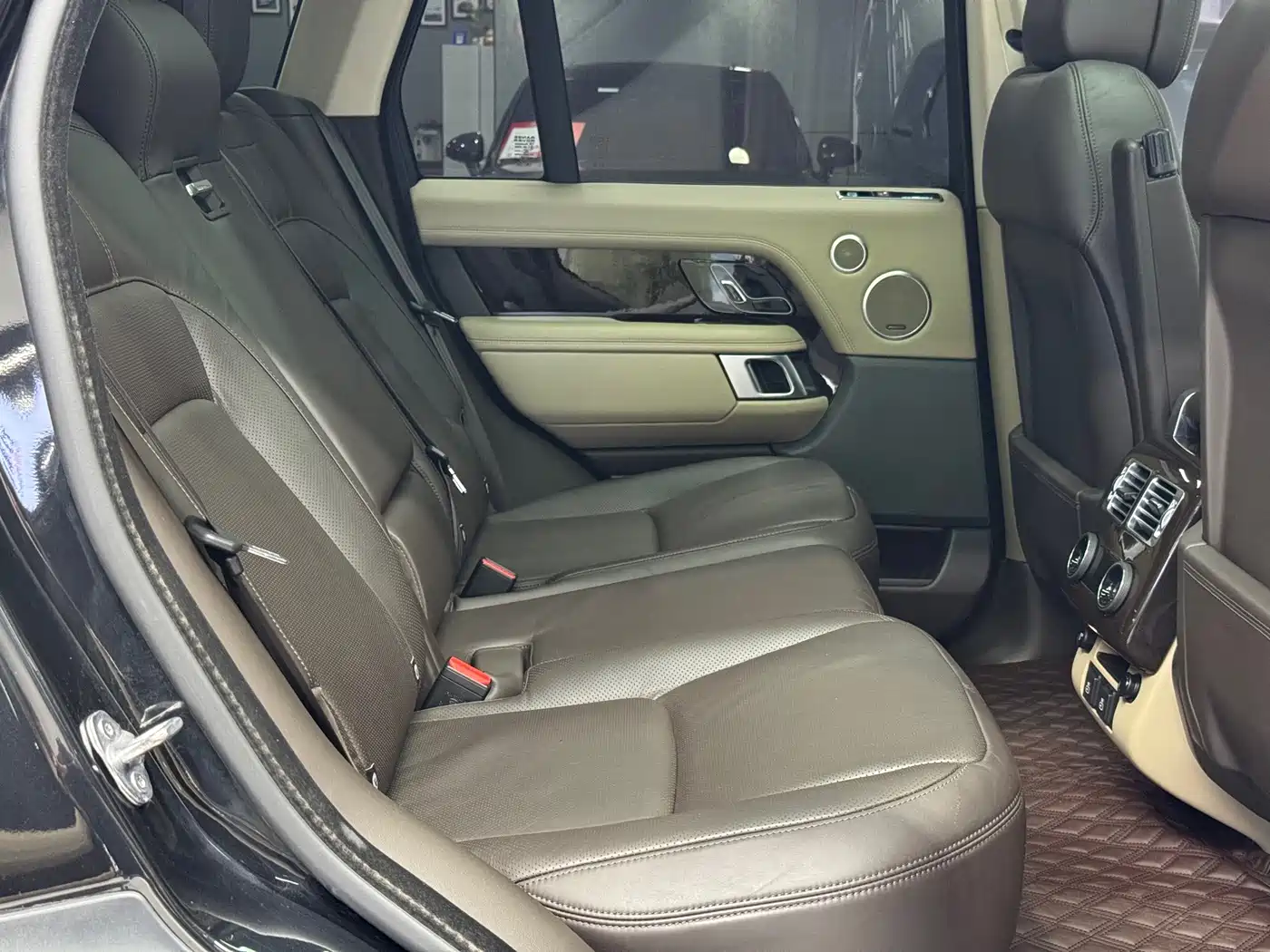 Land Rover Range Rover 2022 3.0 L6 360PS Heritage Edition фото 25