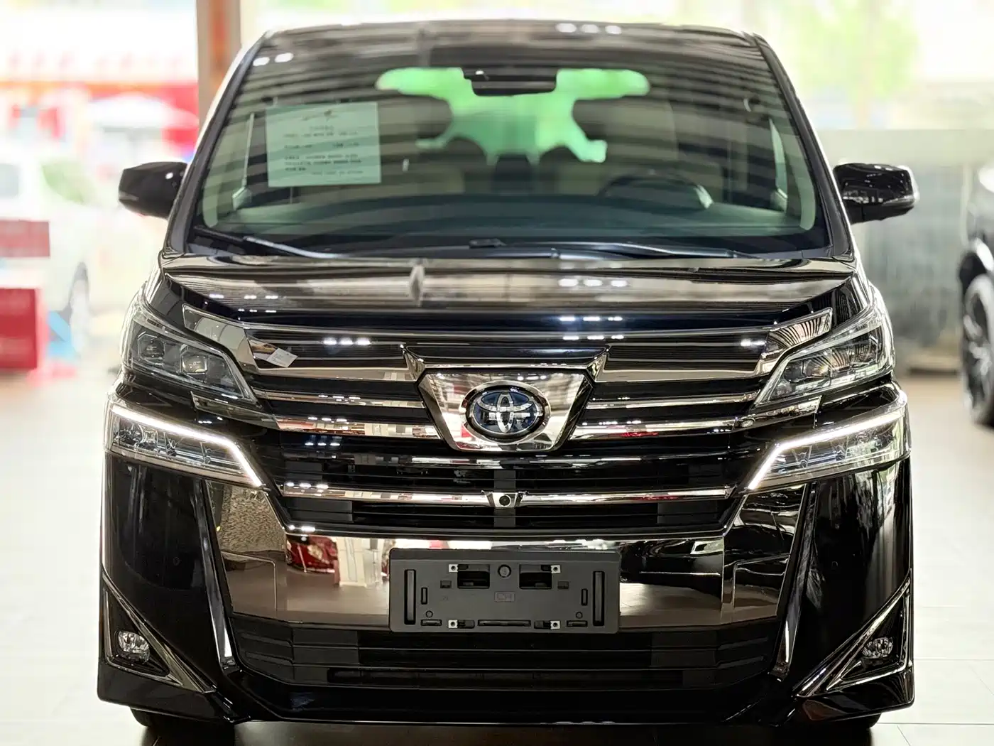 Toyota Vellfire 2019 Hybrid 2.5L HV Premium Edition фото 2