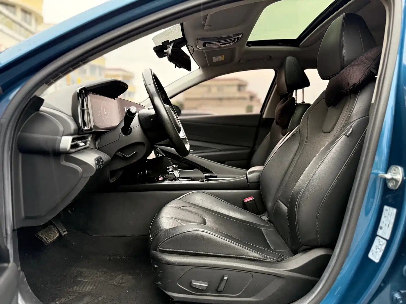 Hyundai Elantra 2021 1.5L CVT LUX Premium Edition фото 14