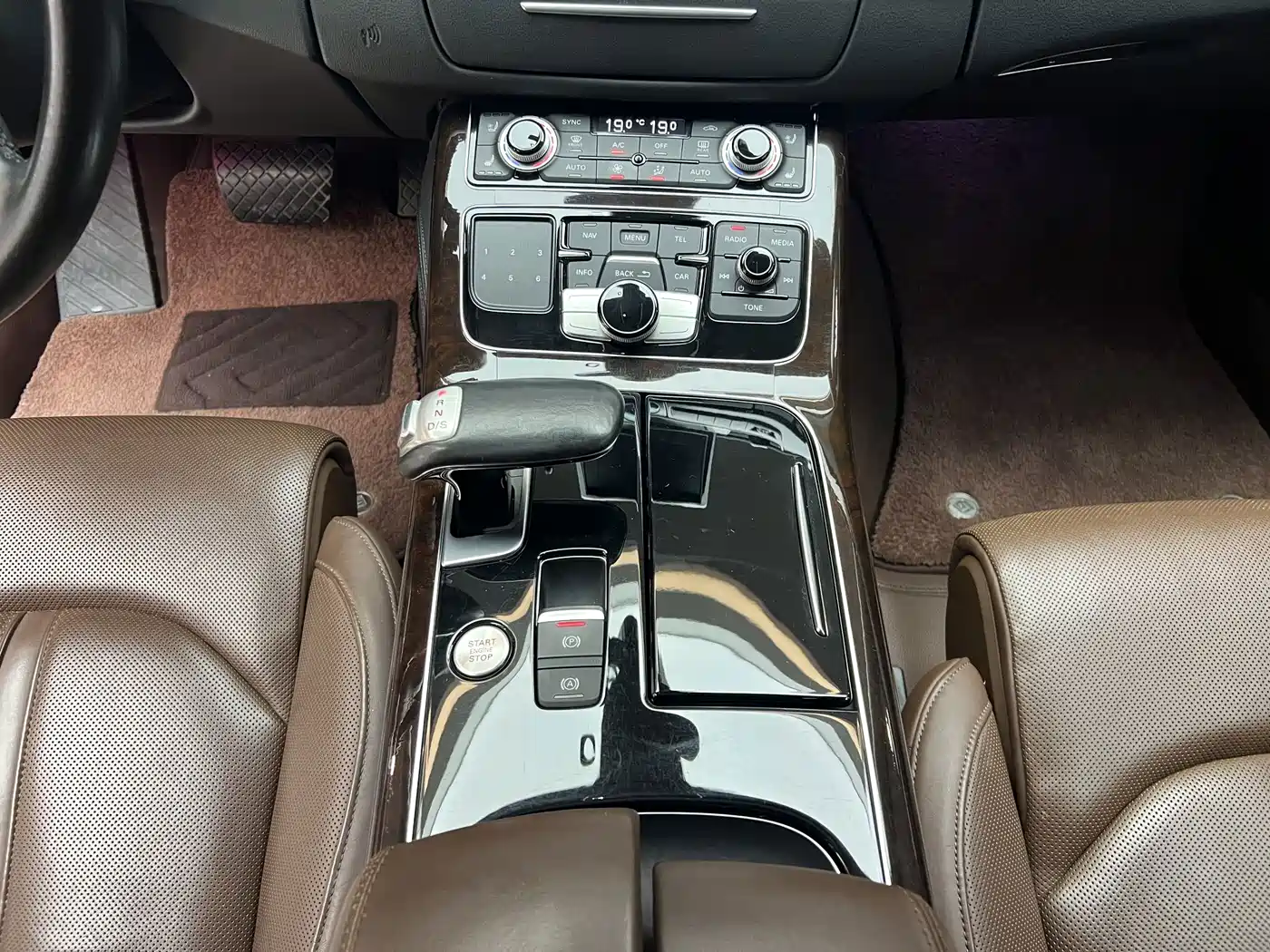 Фото 10 - Audi A8