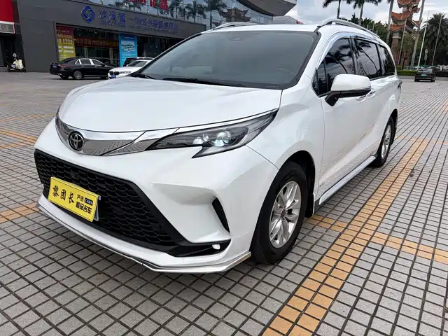 Toyota Granvia 2024 2.5L Hybrid Luxury — фото 1