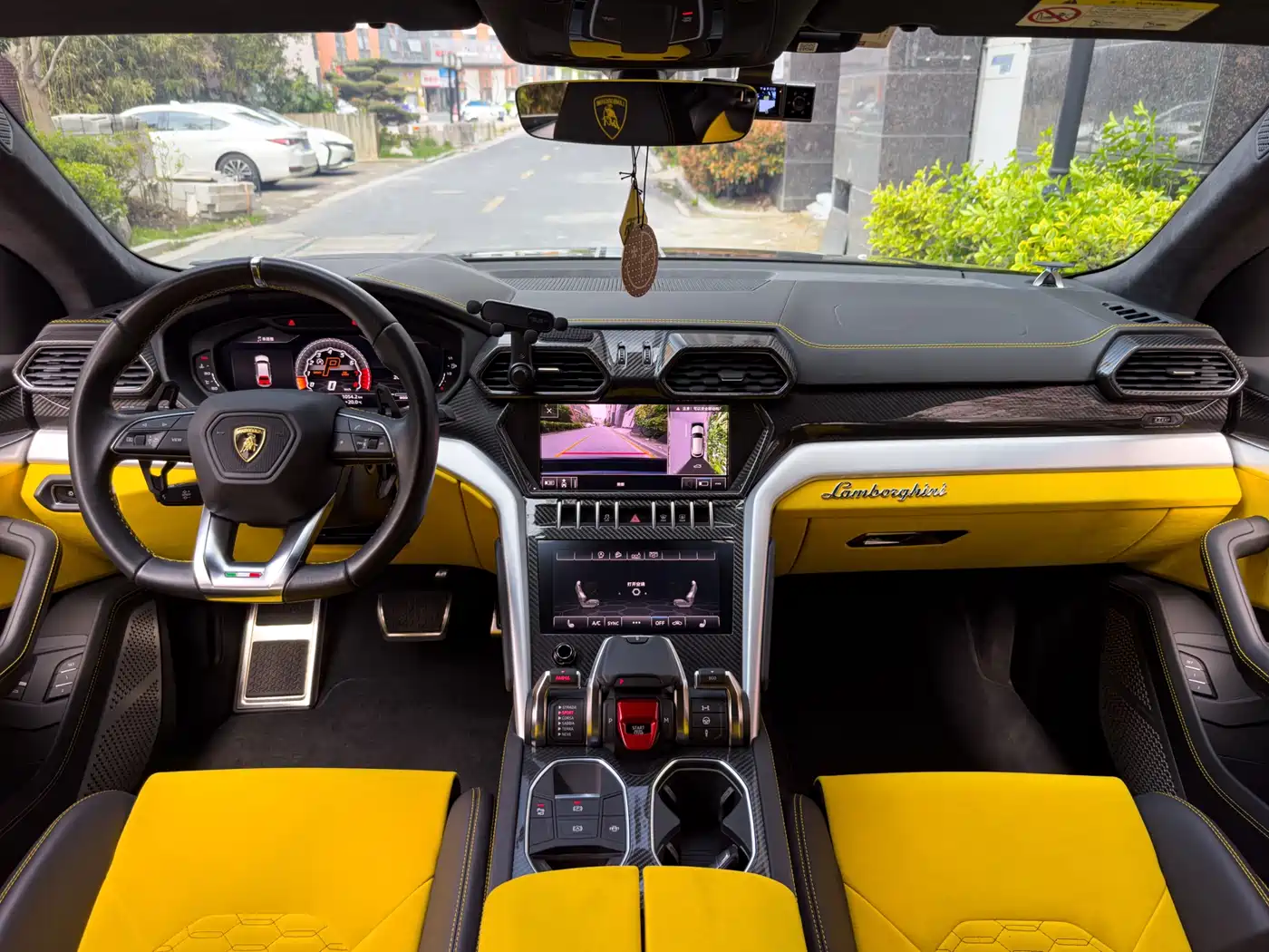 LAMBORGHINI URUS