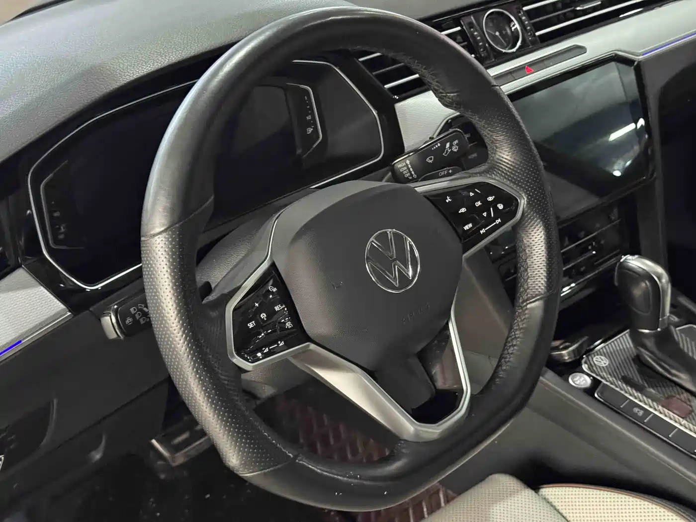 Volkswagen Magotan 2023 Model 2 Million Commemorative Edition 330TSI DSG Luxury фото 10