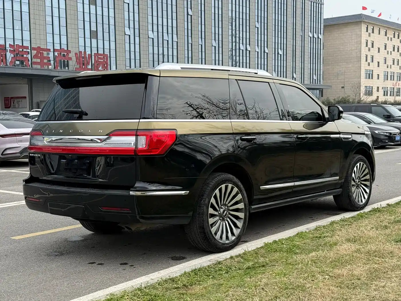 LINCOLN NAVIGATOR
