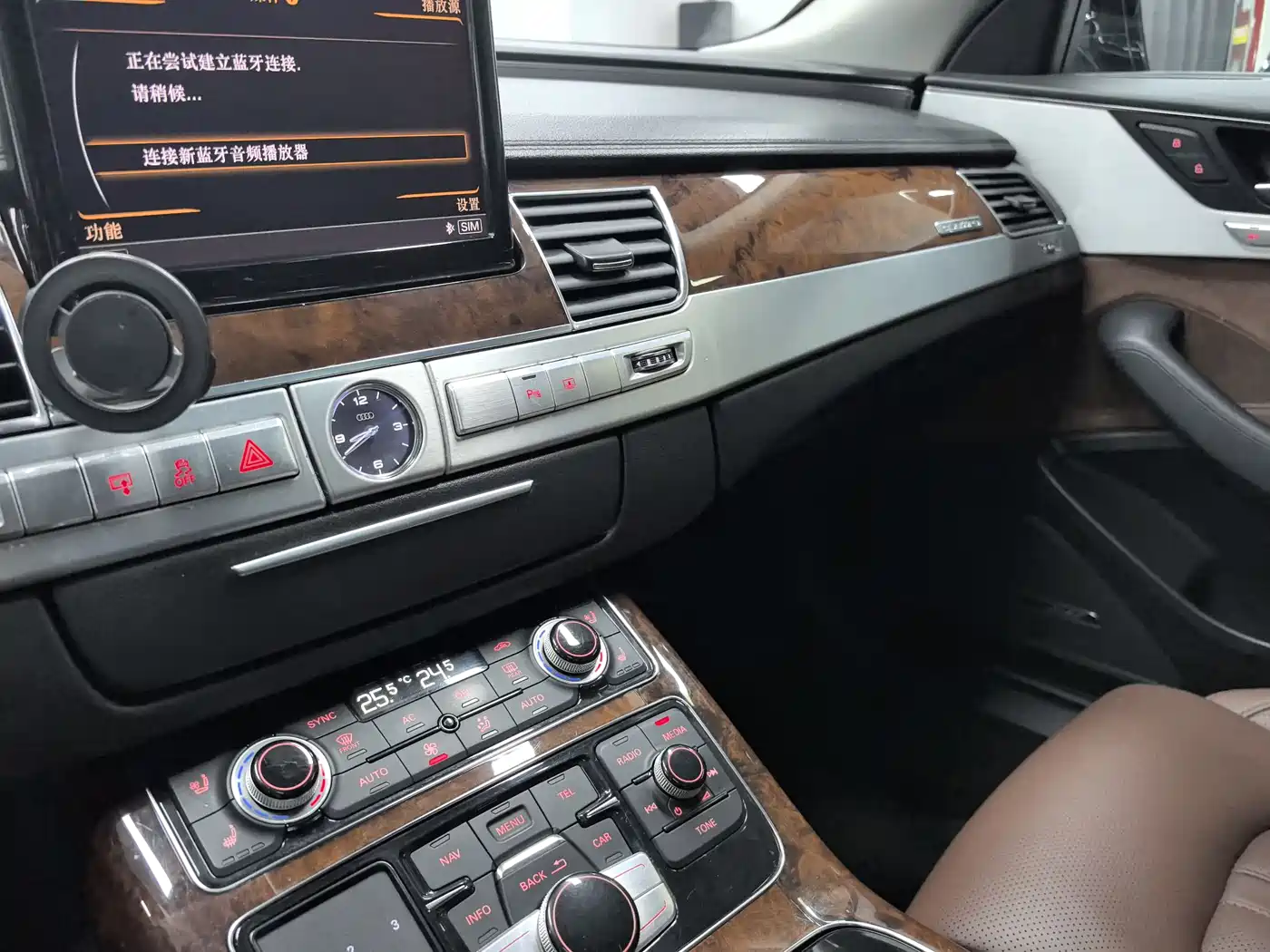 Audi A8 2011 A8L 3.0 TFSI quattro Luxury (213kW) фото 11