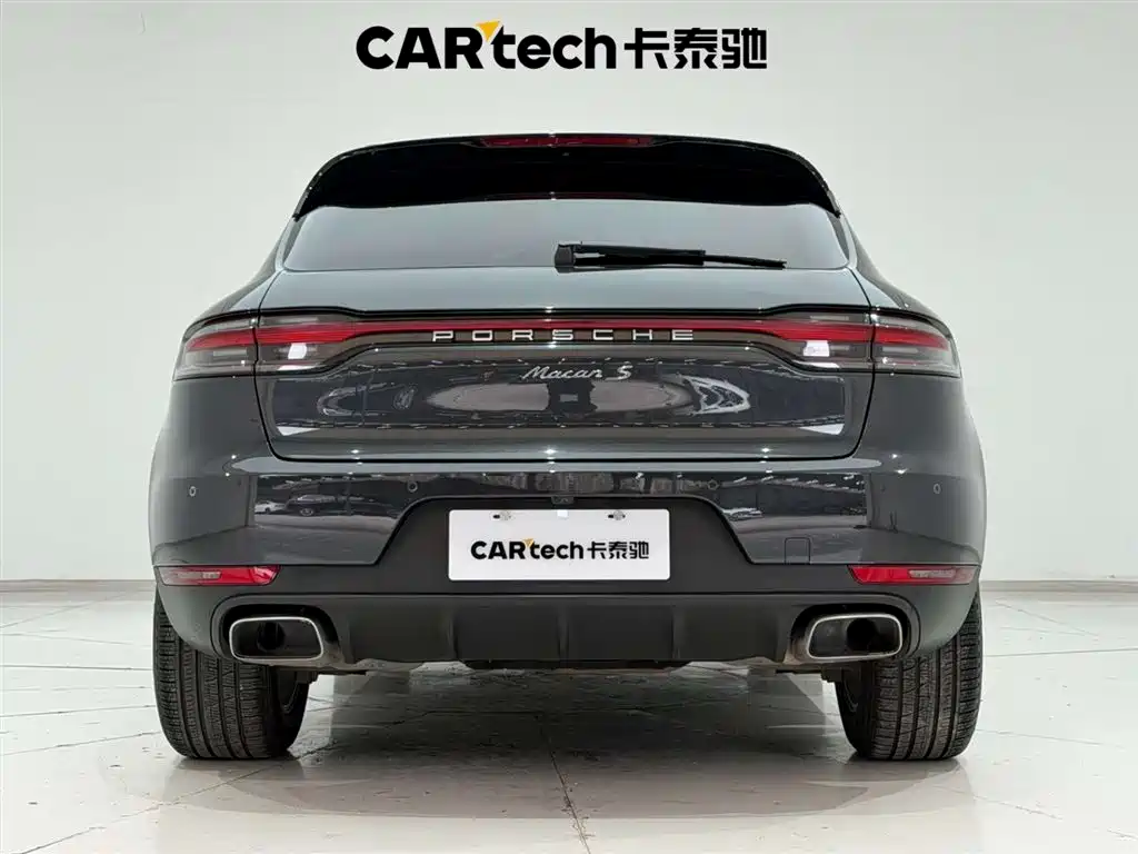 PORSCHE MACAN