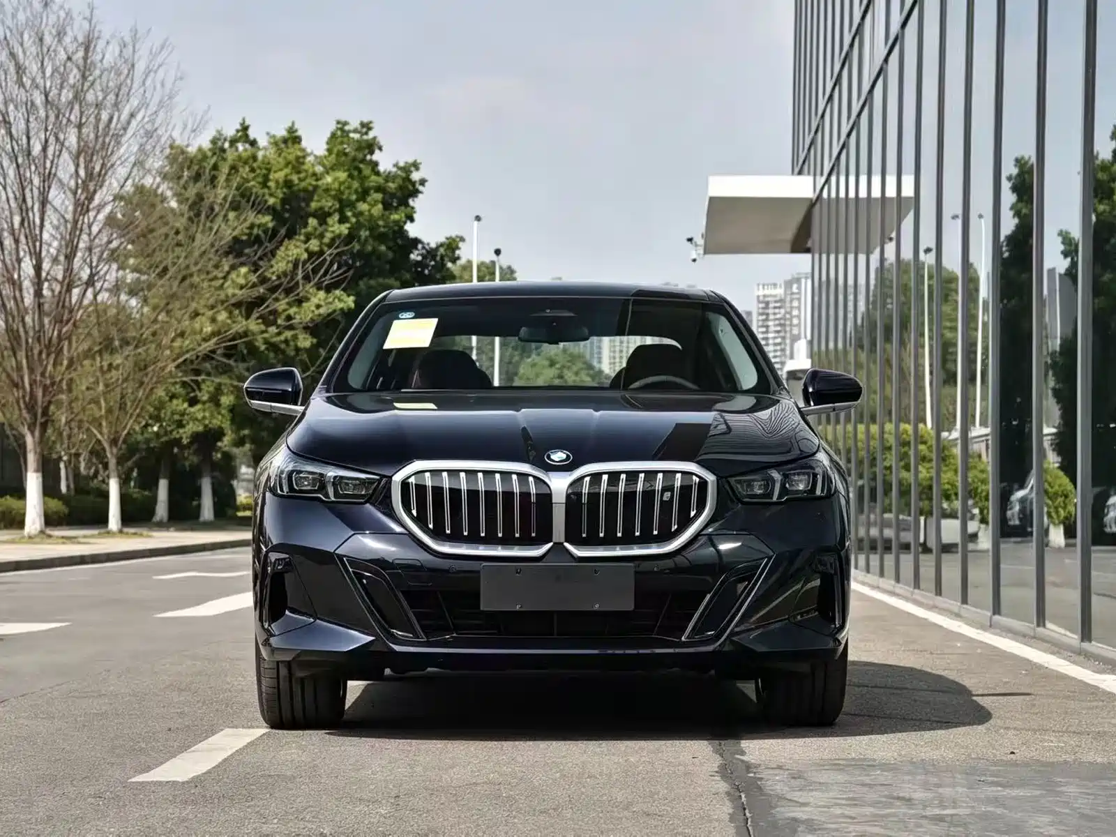 Фото 2 - BMW i5