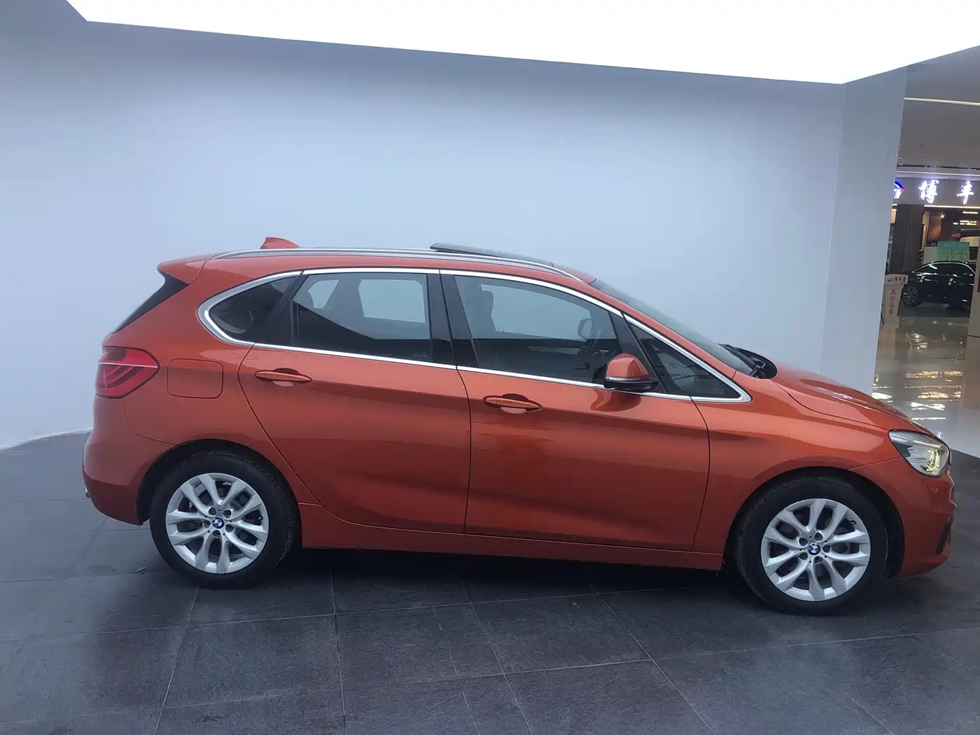 BMW 2 Series Touring 2016 220i Leading Model фото 4
