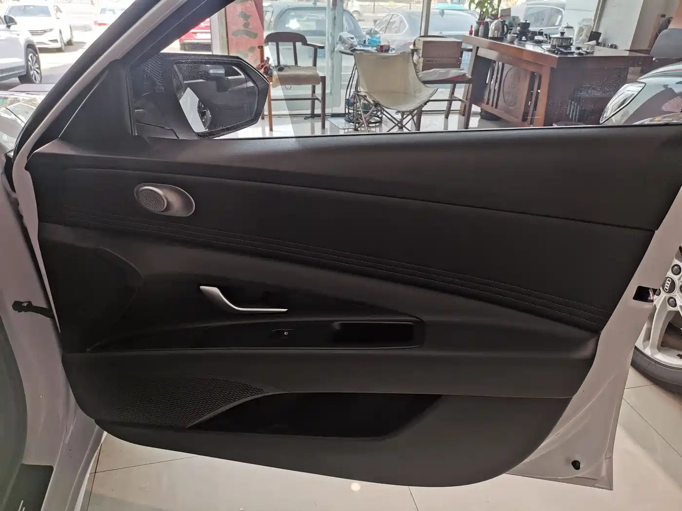 Hyundai Elantra 2022 1.5L CVT LUX Premium Edition фото 11
