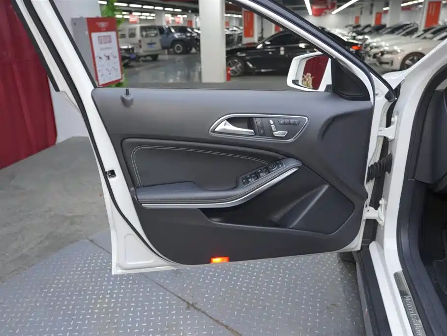 Mercedes-Benz GLA 2018 GLA 200 Dynamic фото 19