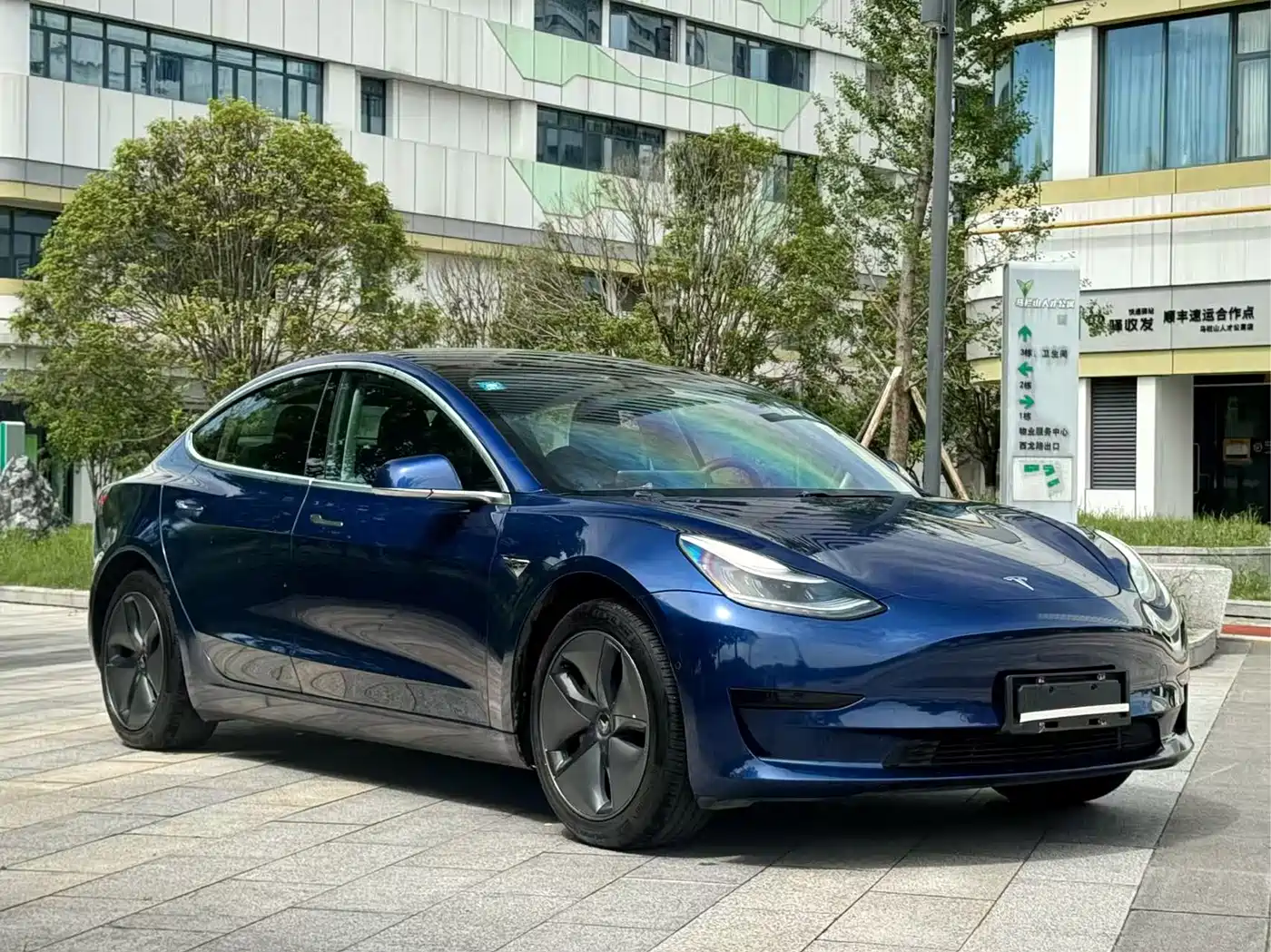 TESLA MODEL 3