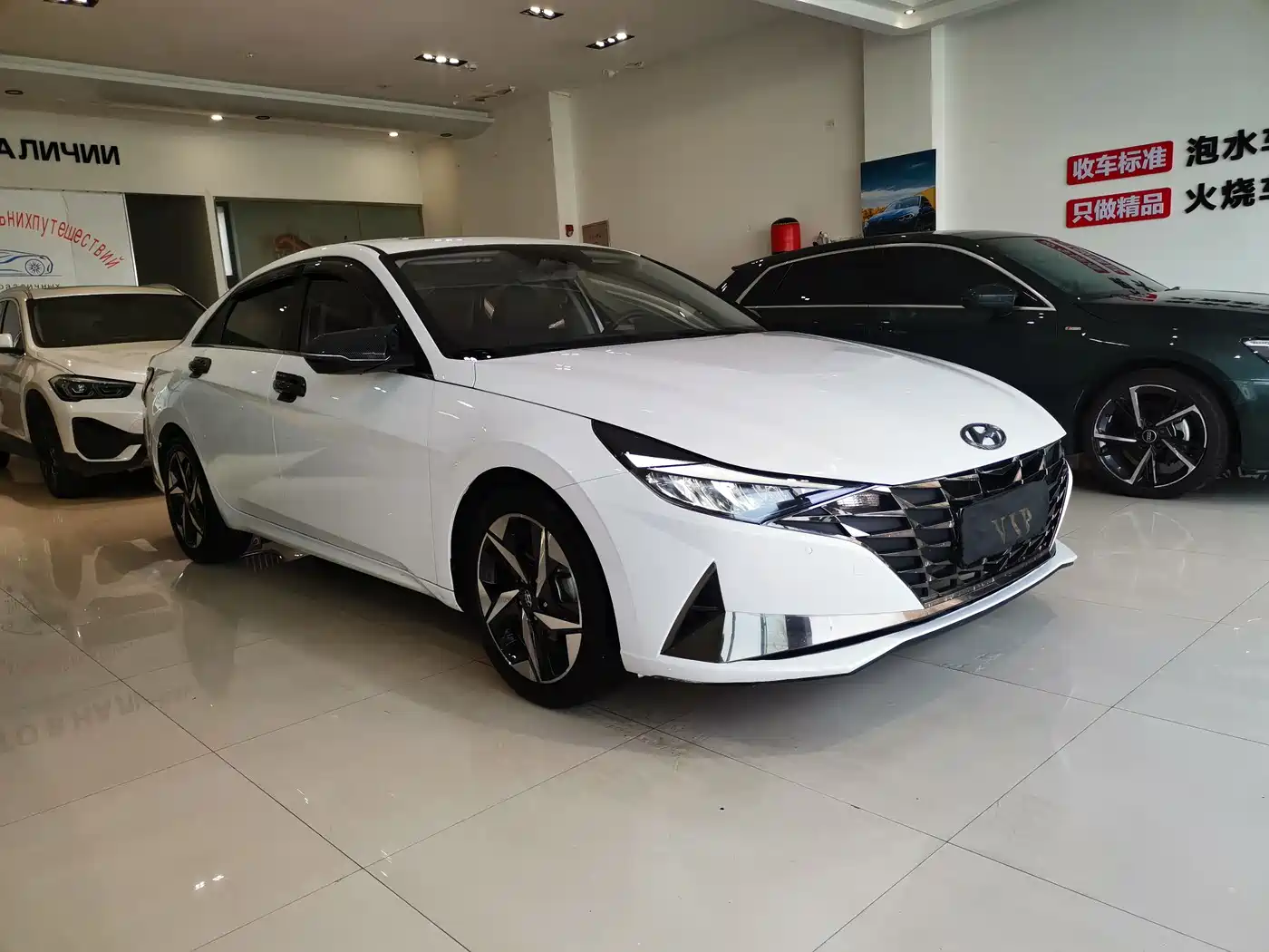 Hyundai Elantra 2022 1.5L CVT LUX Premium Edition фото 3