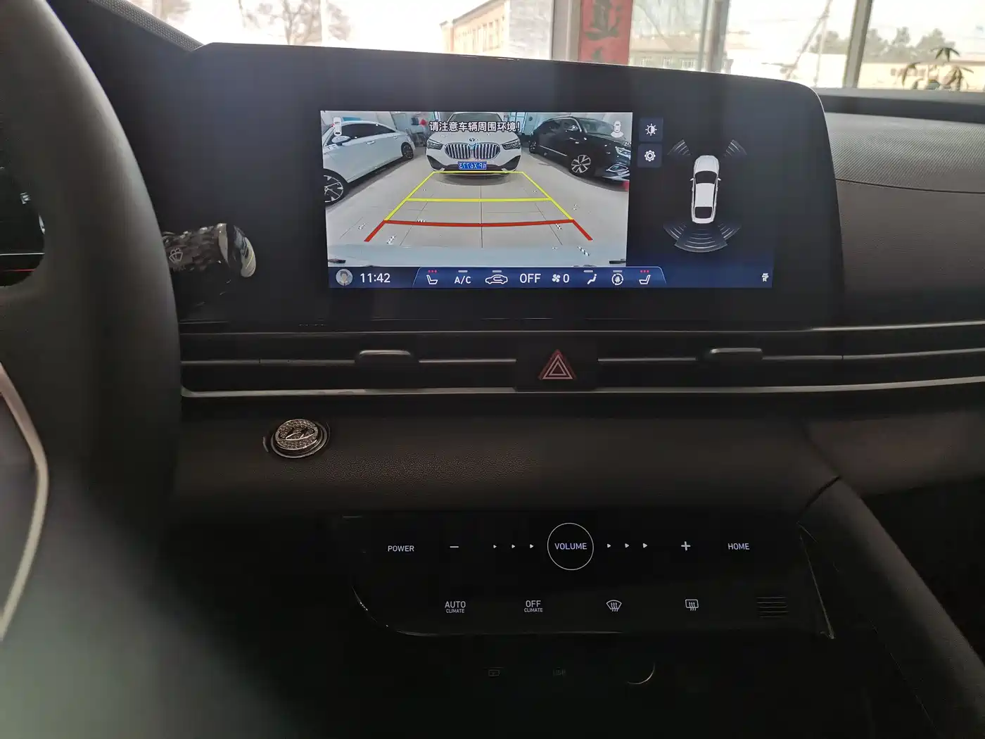 Hyundai Elantra 2022 1.5L CVT LUX Premium Edition фото 9