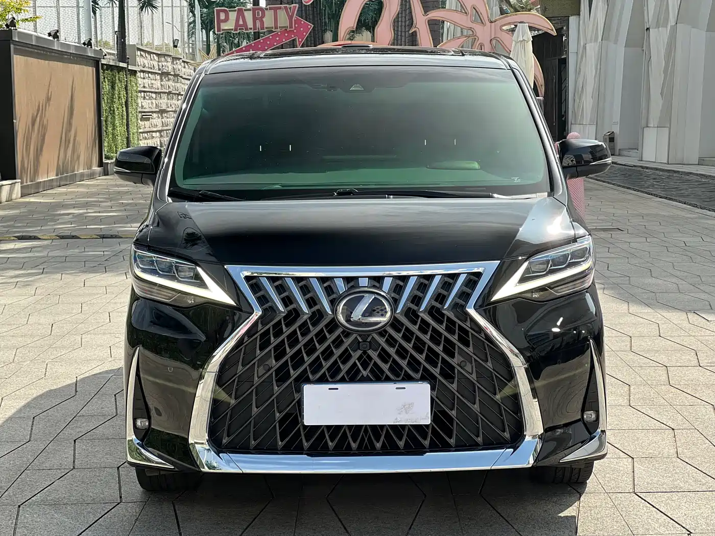 Lexus LM 2020 300h Seven-Seater Elegance Edition фото 2