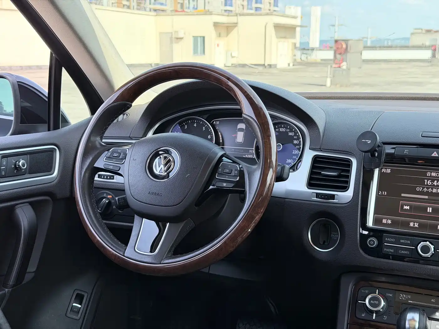 Volkswagen Touareg 2011 3.0TSI Luxury фото 12