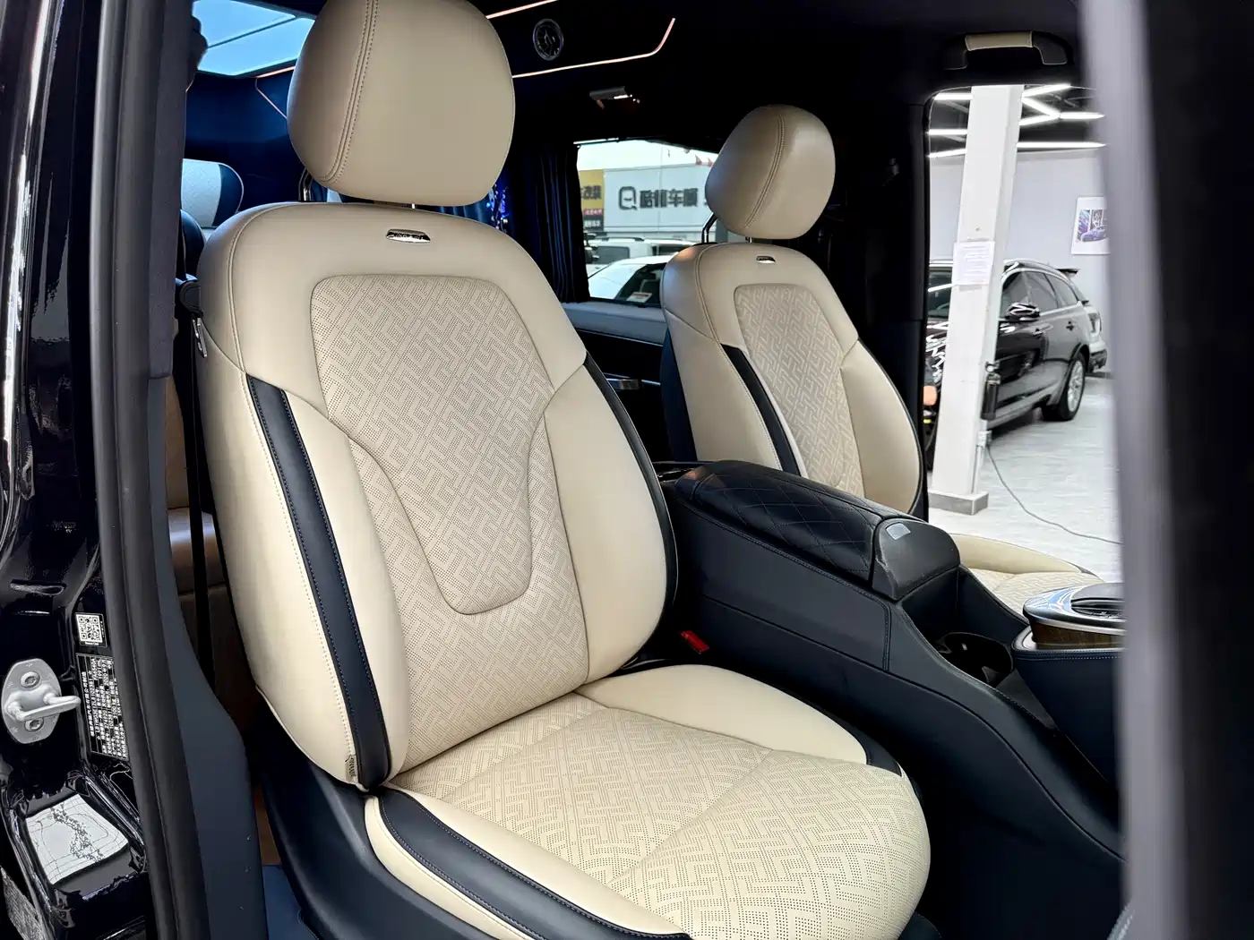 Mercedes-Benz V-Class 2021 V 260 L Long Wheelbase Luxury Edition фото 12