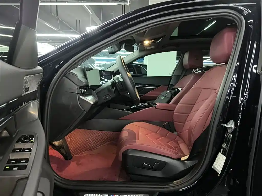 BMW 5 Series 2025 530Li Leading M Sport Package фото 12