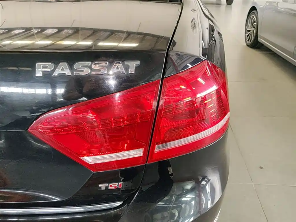 Volkswagen Passat 2014 1.8TSI DSG Executive Edition фото 8