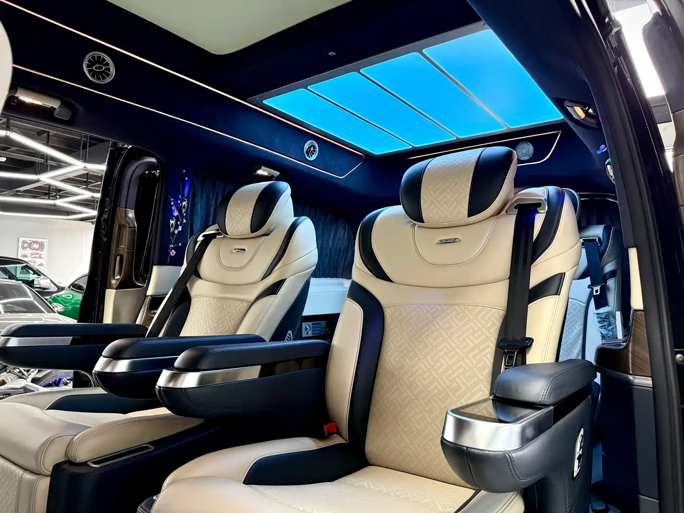 Mercedes-Benz V-Class 2021 V 260 L Long Wheelbase Luxury Edition фото 14